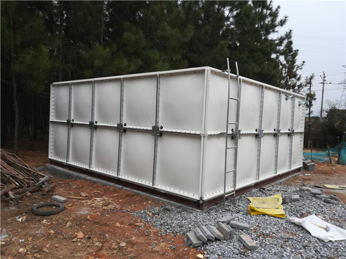 選用玻璃鋼水箱時(shí)有哪些使用說明